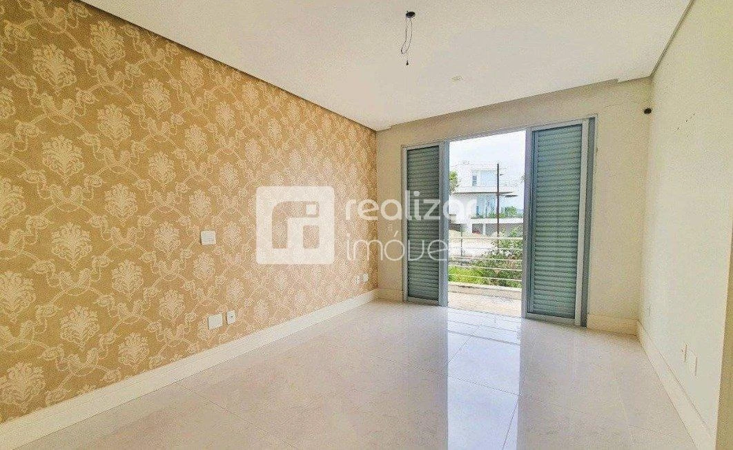 Bañera y 3 dormitorios: casa de 718 m² — photo 17