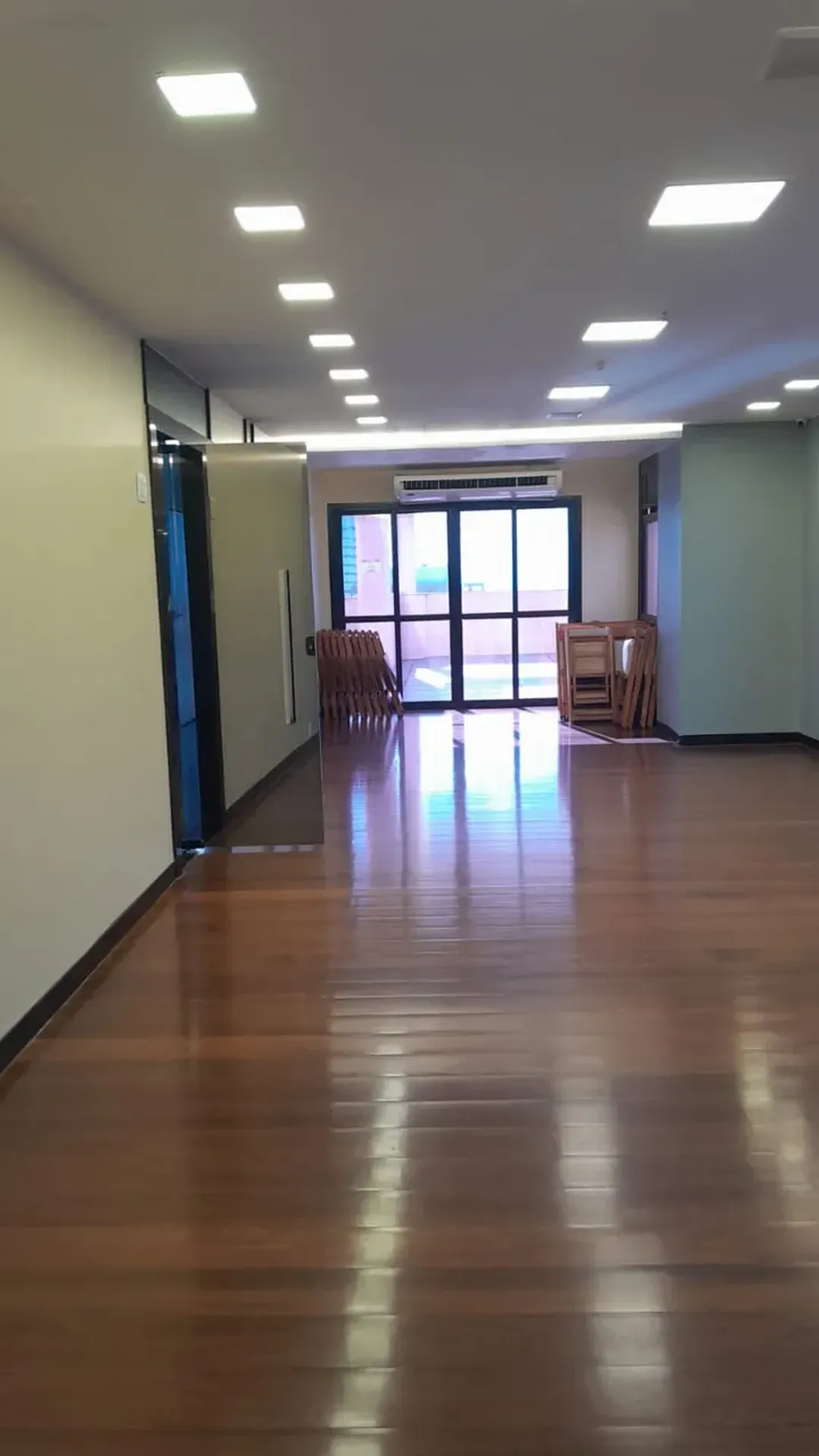 2-bedroom apartment in a building with a gym — photo 42
