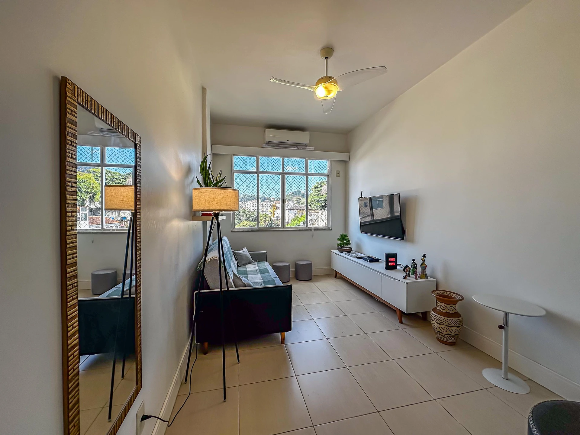Furnished 1-bedroom apartment with an open kitchen — photo 8