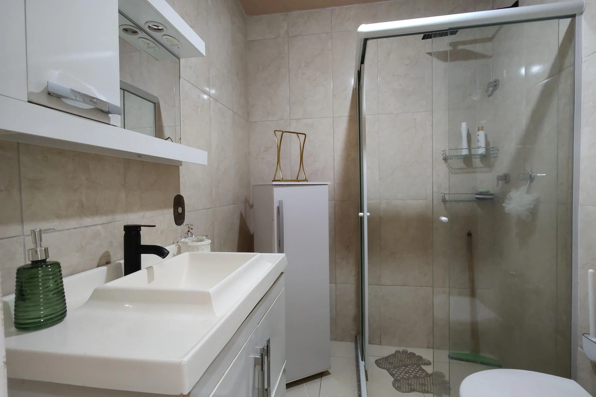Furnished 2-bedroom apartment with a balcony — photo 25