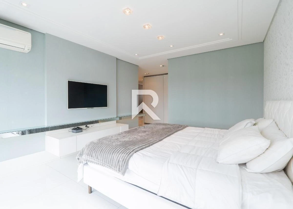 276 m² apartment with a bathtub and floor-to-ceiling windows — photo 9