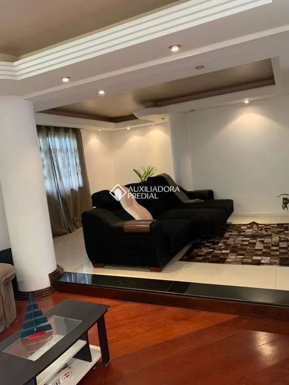 Casa sem mobília com 5 dormitórios e 285 m²