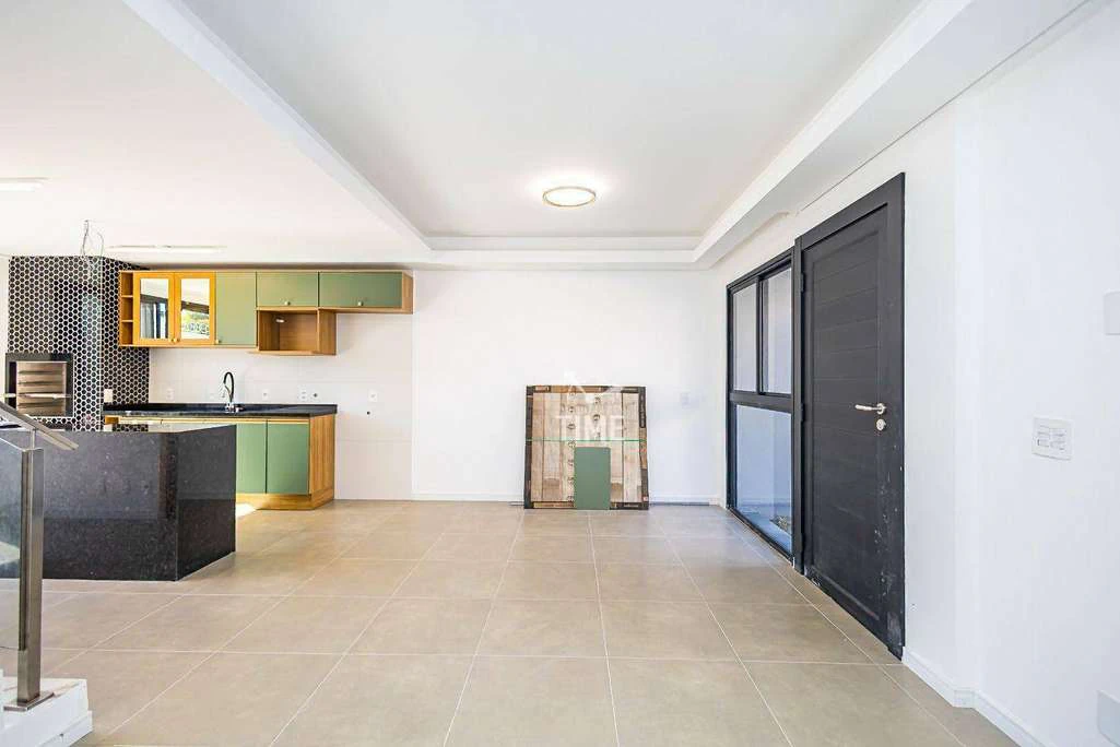 Unfurnished 130 m² townhouse with 3 bedrooms and 2 parking