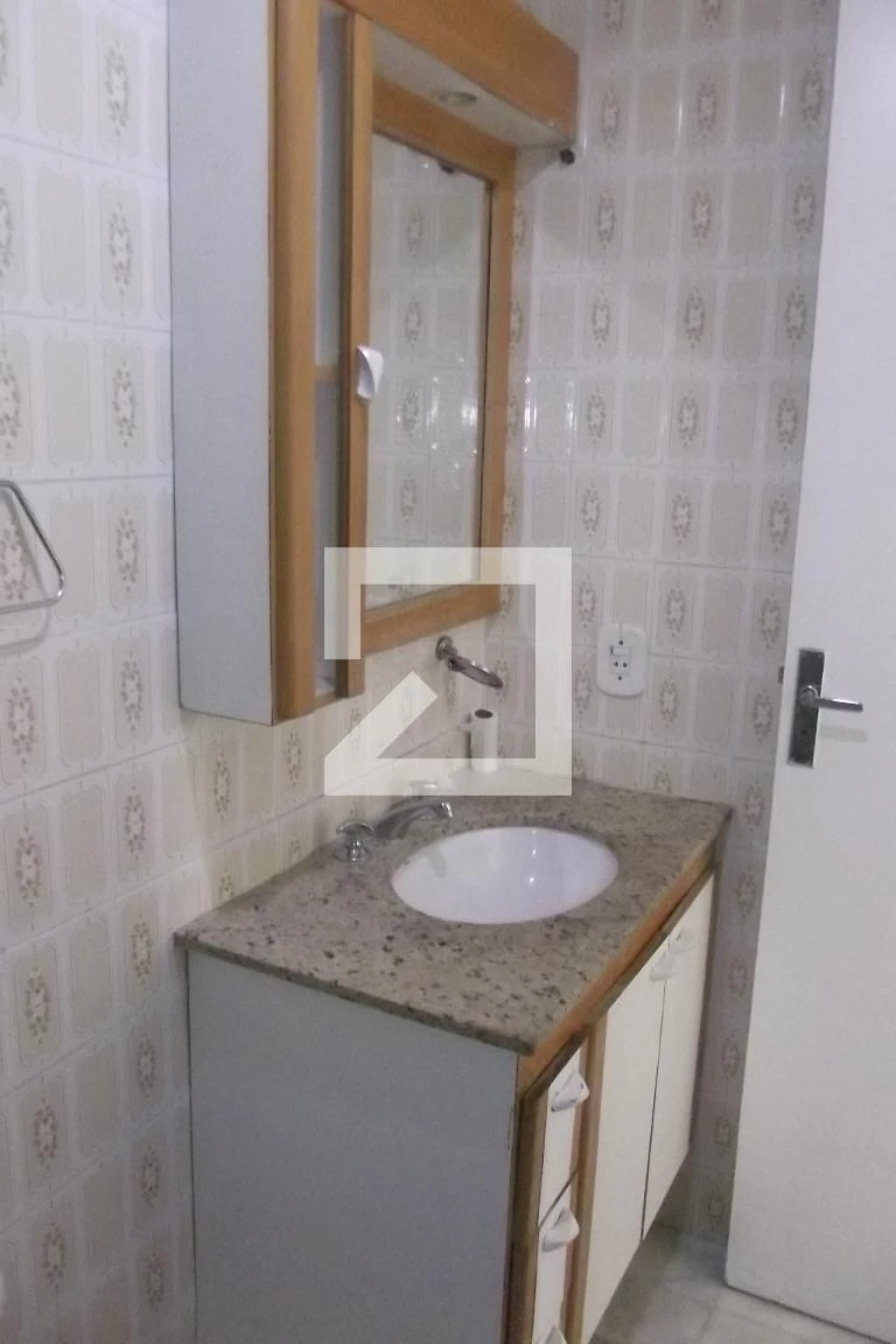 Unfurnished 2-bedroom apartment with a suite bathroom — photo 37