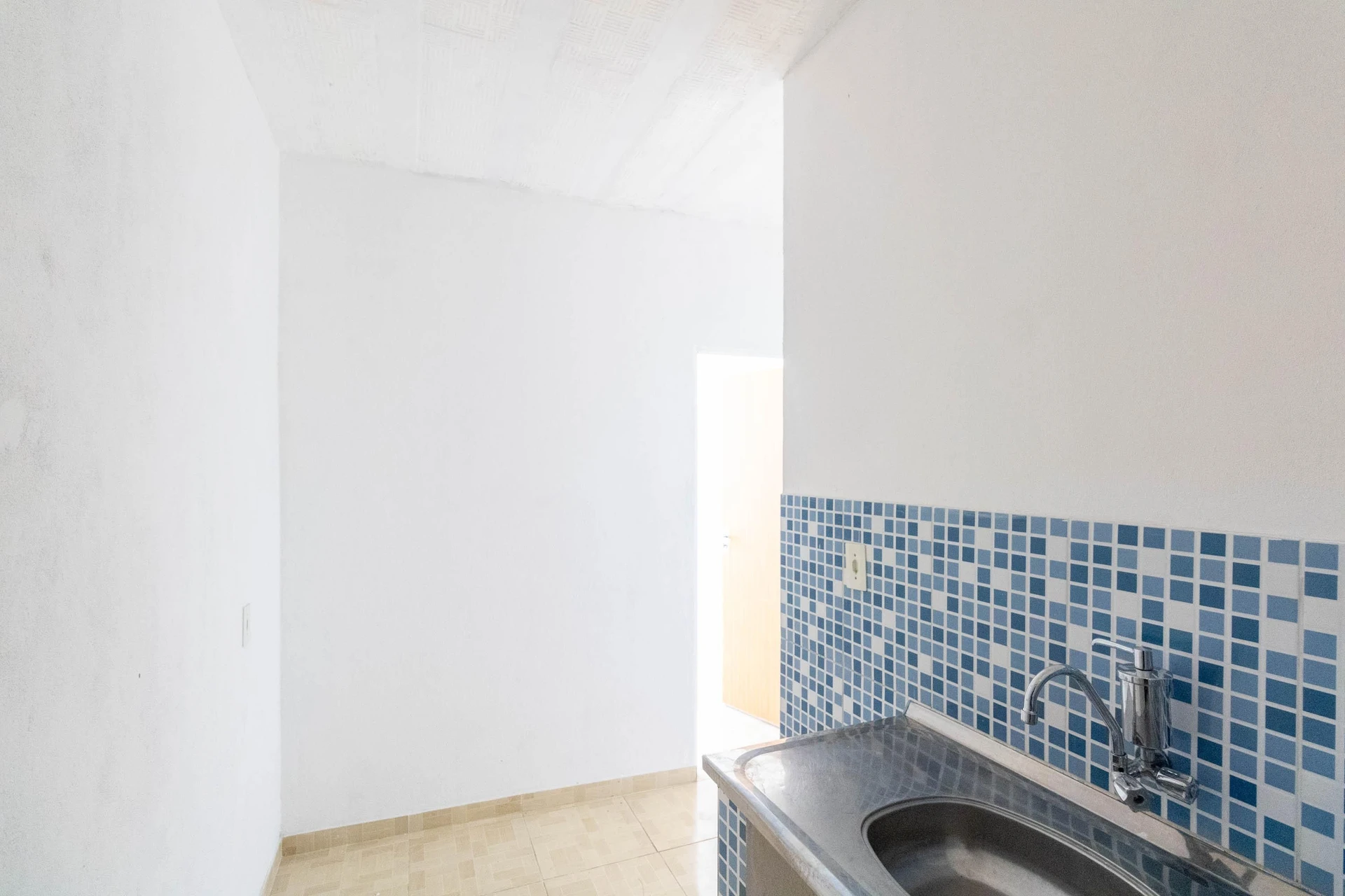 Unfurnished studio with 1 bedroom and 1 bathroom — photo 3
