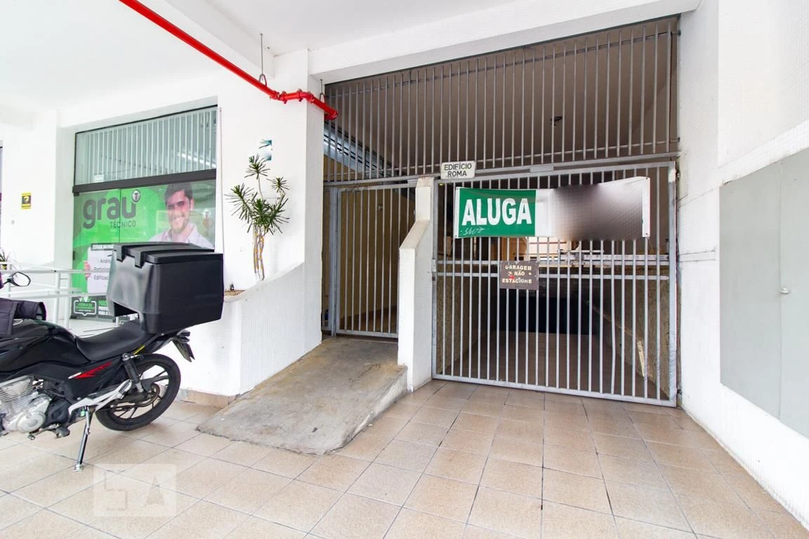 2-bedroom apartment with wood or laminate floors in Curitiba — photo 17