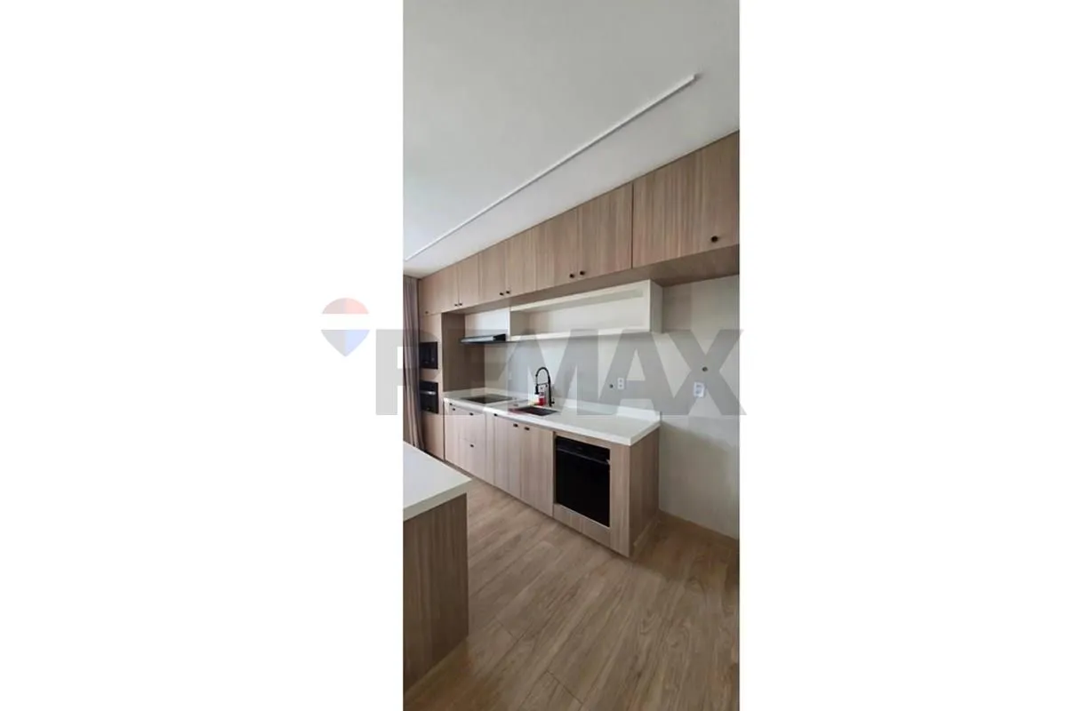 House, 250 m², with floor-to-ceiling windows — photo 2