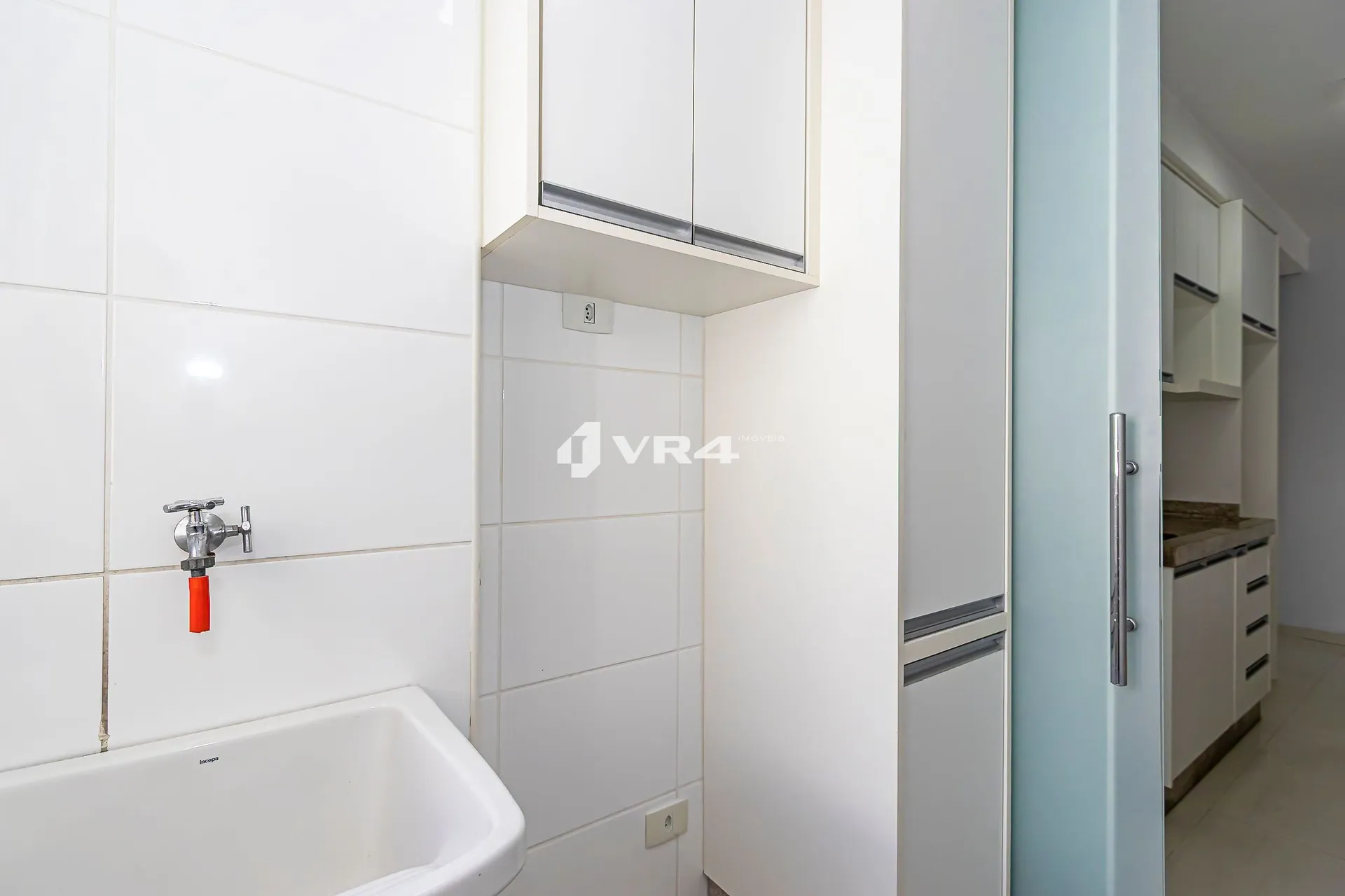 Balcony with a grill in a 2-bedroom apartment, 70 m² — photo 19