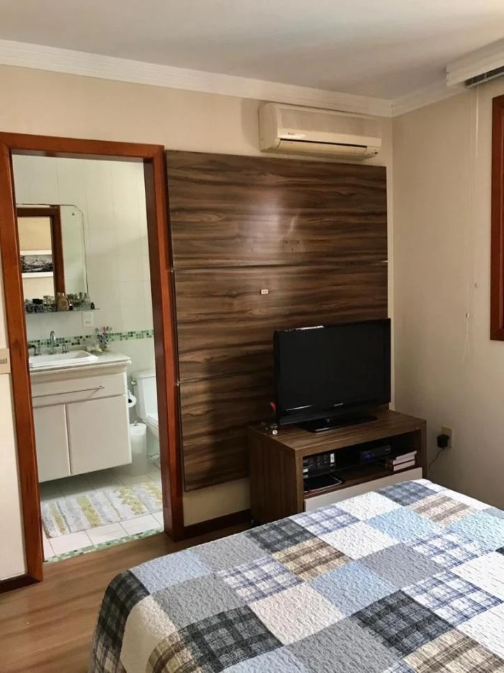 Casa de 290 m² con balcón cerrado con vidrio y bañera — photo 5