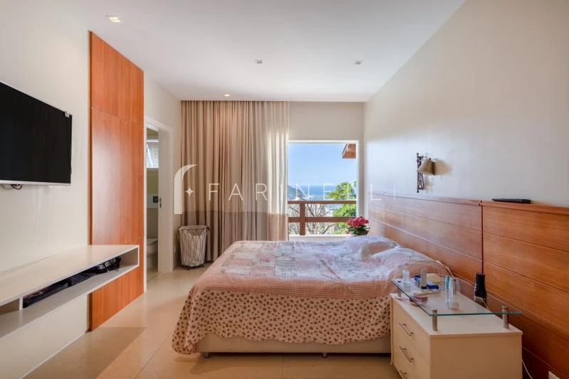 Furnished 1200 m² house with a balcony and 6 bedrooms — photo 16