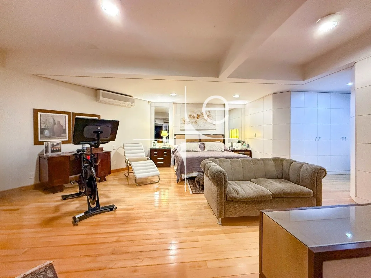 Furnished 5-bedroom house with 4 parking spaces and garden