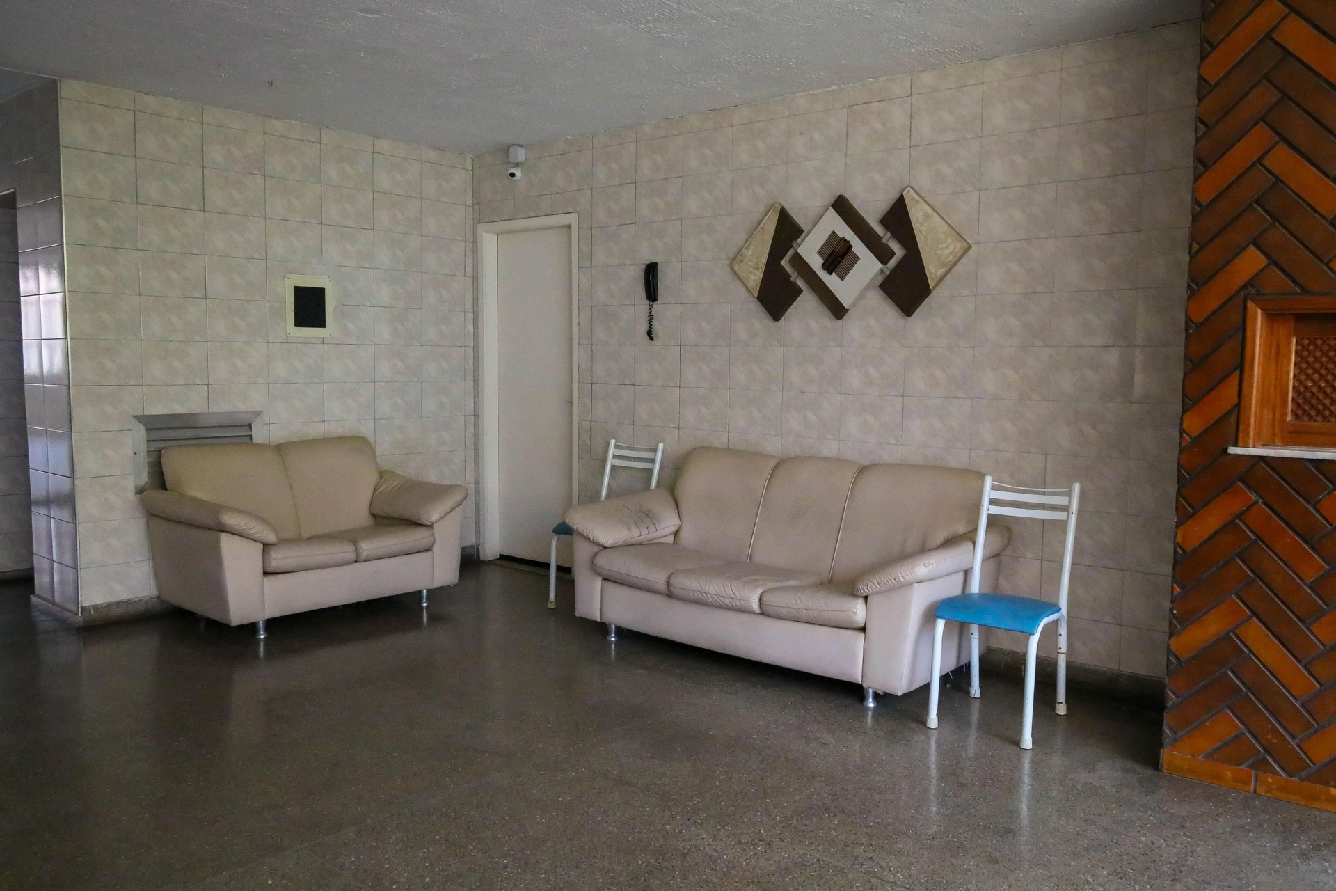 Apartment with 2 bedrooms and an enclosed glass balcony — photo 52