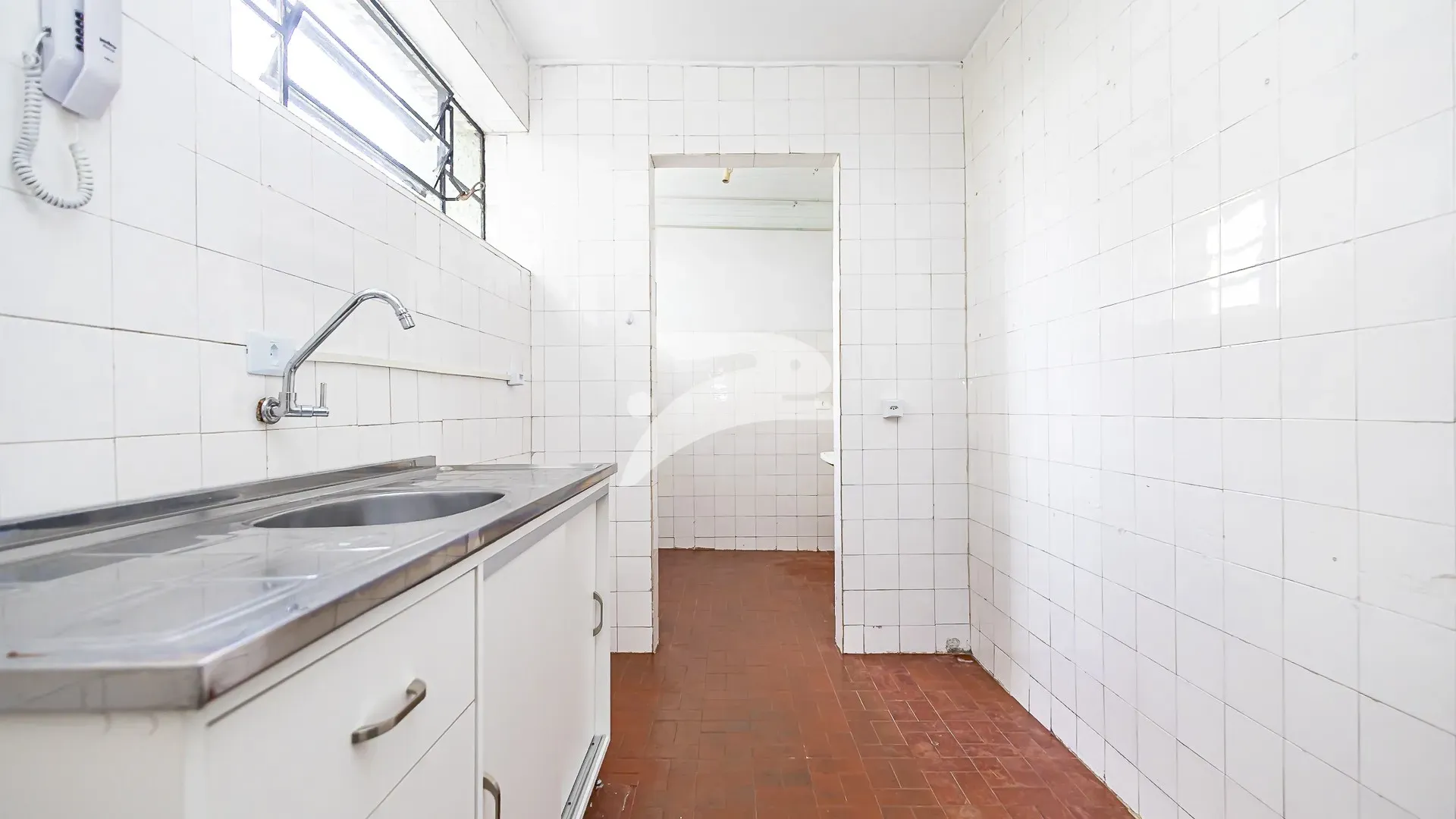 3-bedroom apartment with wood or laminate floors in Curitiba — photo 2