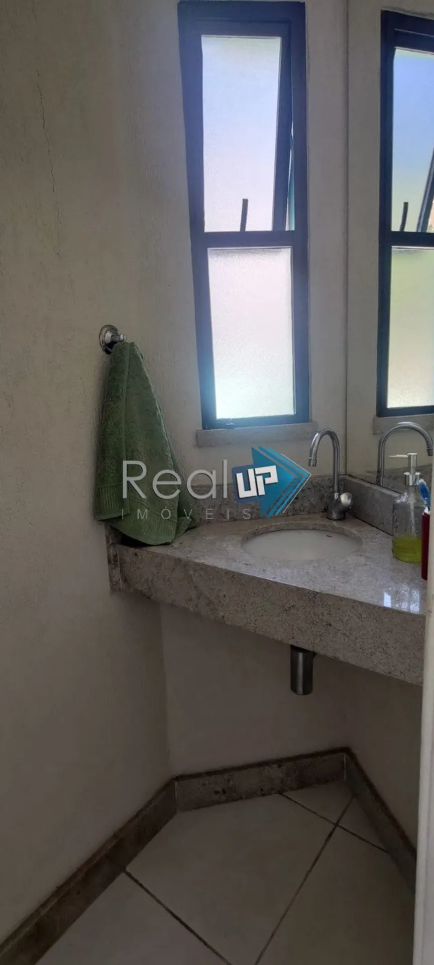 Unfurnished apartment with 3 bedrooms and a glazed balcony — photo 41