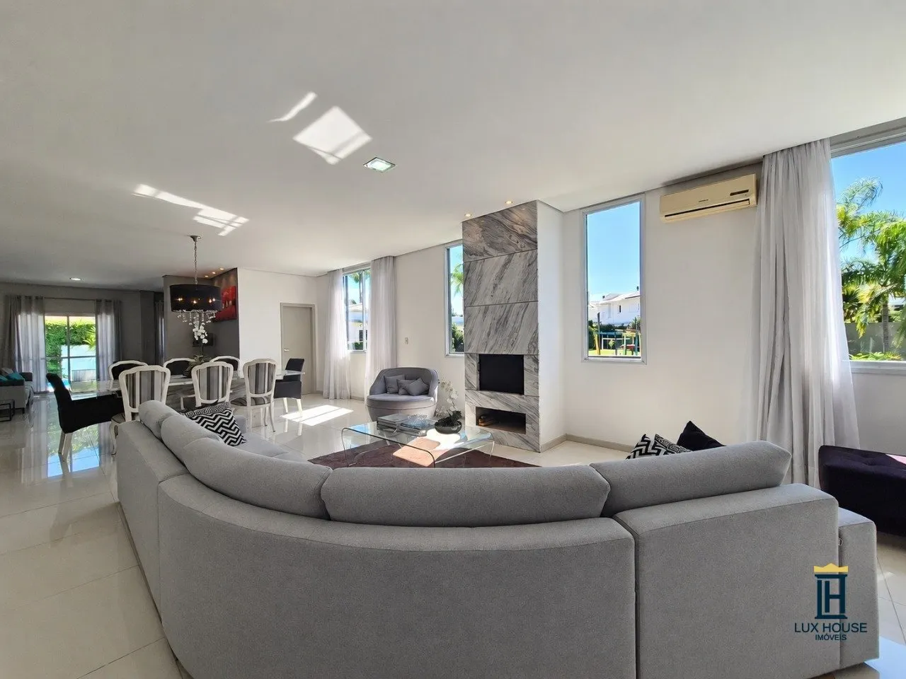Furnished house, 469 m², with floor-to-ceiling windows