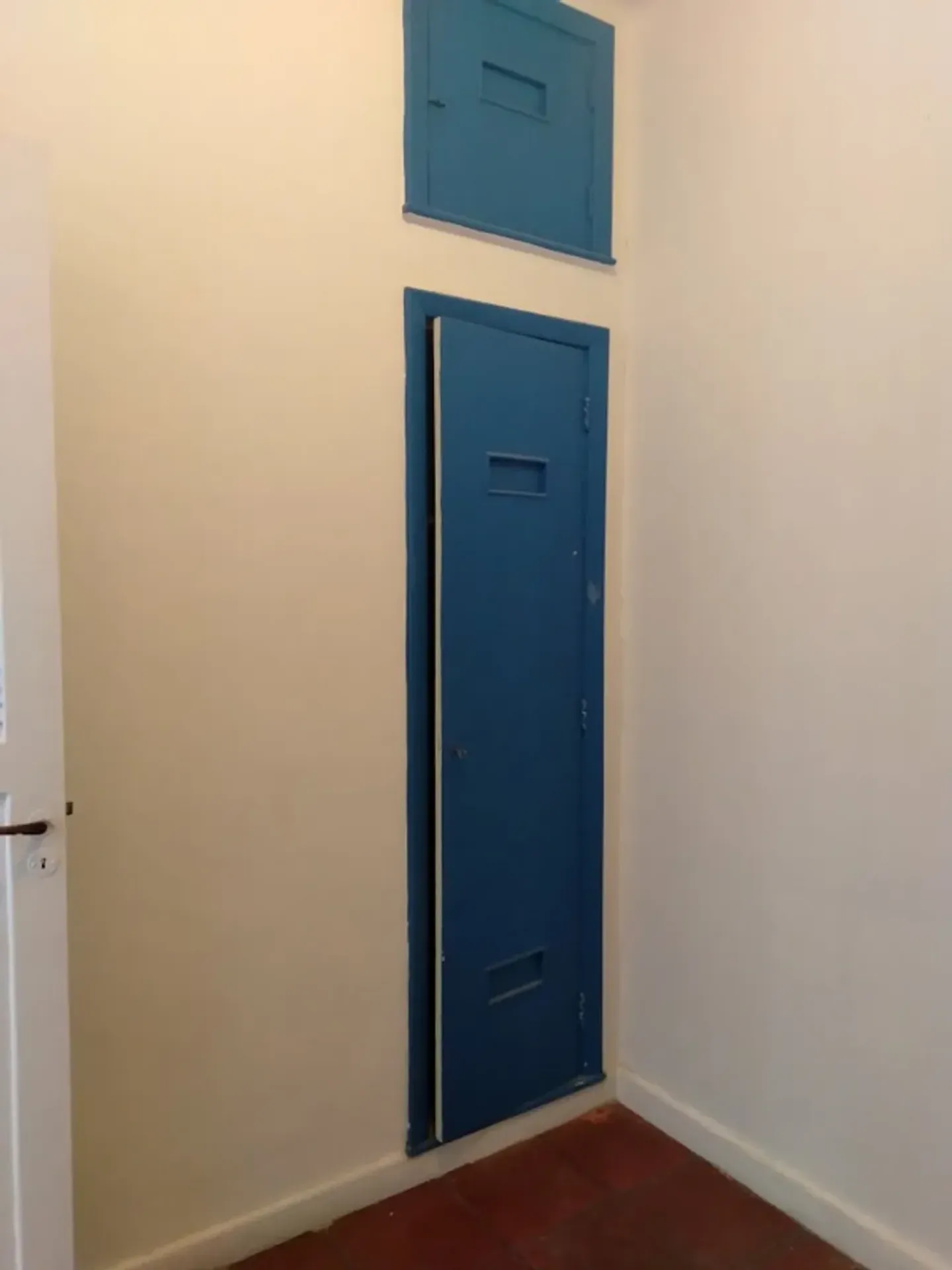 2-bedroom apartment with wood or laminate floors — photo 15