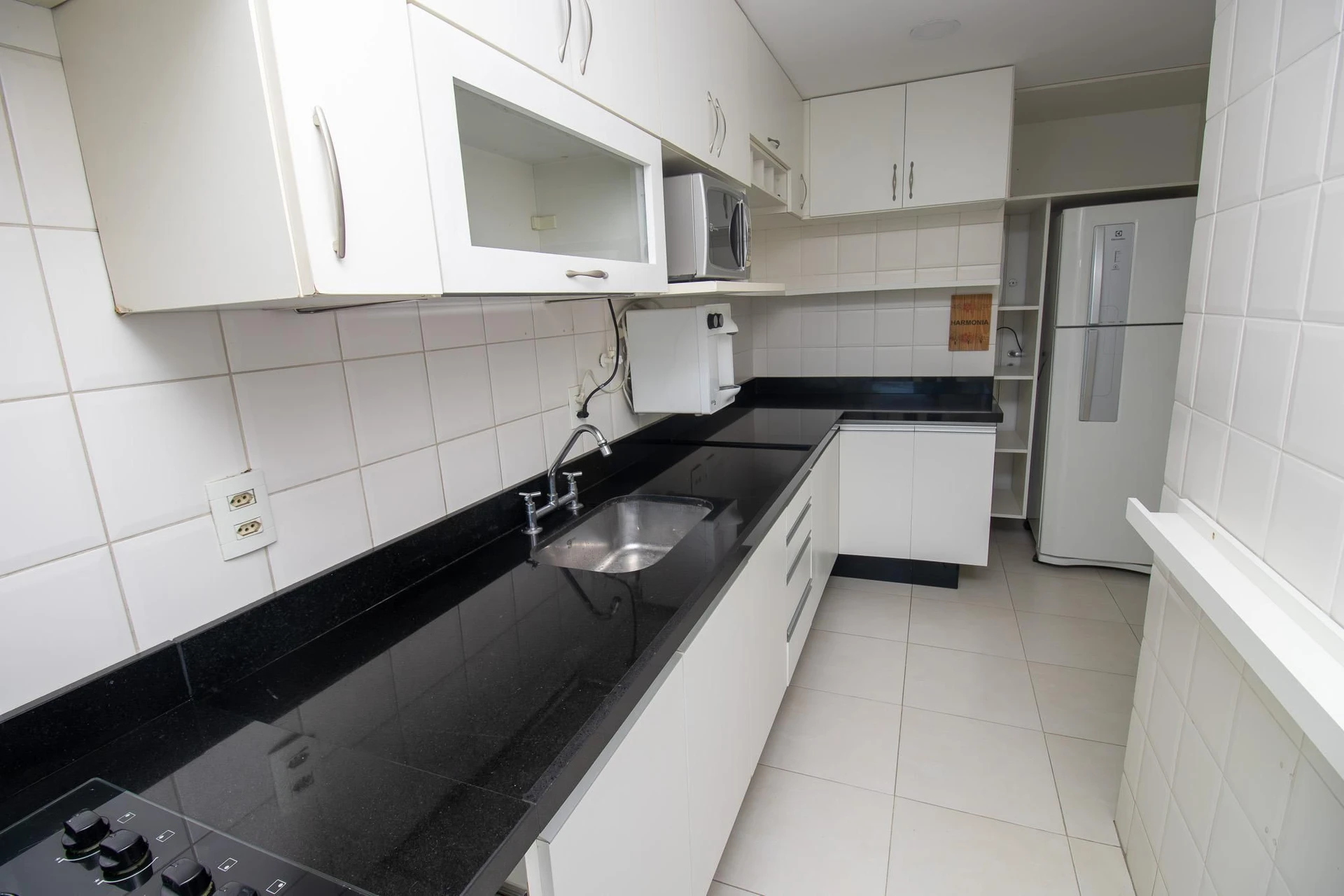 3-bedroom apartment with a glass-enclosed balcony — photo 10
