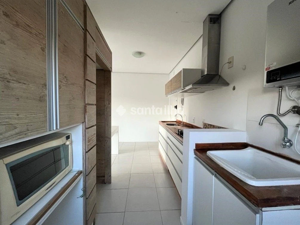 Balcony with a grill in a 2-bedroom apartment, 74 m² — photo 4
