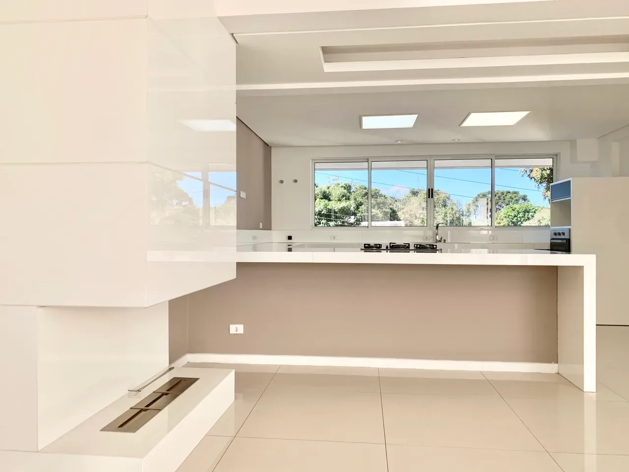 Unfurnished house with open-plan gas kitchen
