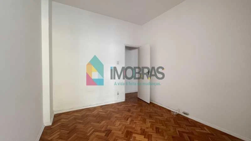 Wood or laminate floors in a 2-bedroom apartment, 65 m² — photo 15
