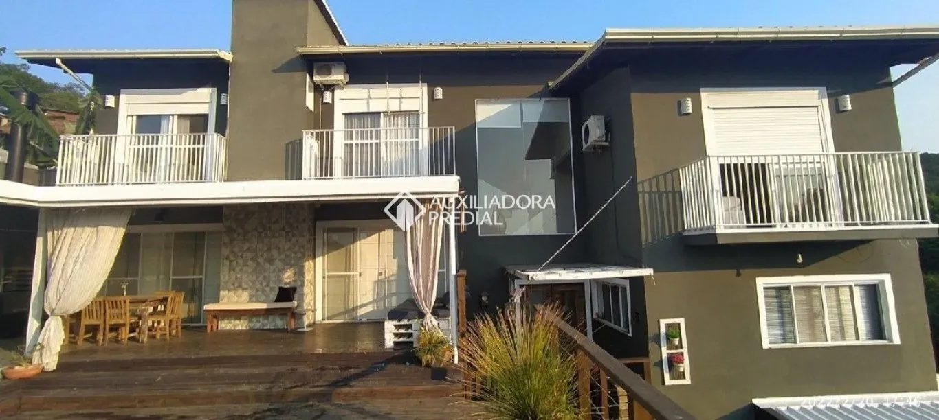 House with 3 bedrooms and a private-use pool