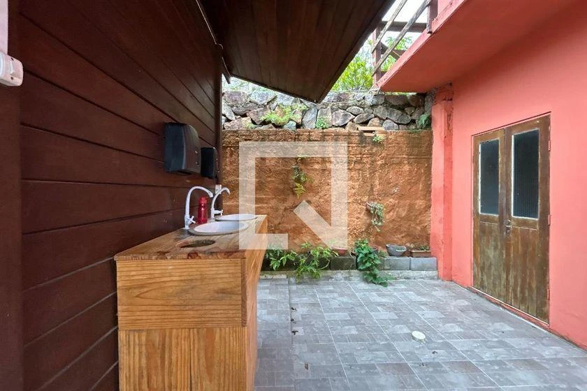 Balcony with a grill in a 3-bedroom house, 100 m² — photo 25