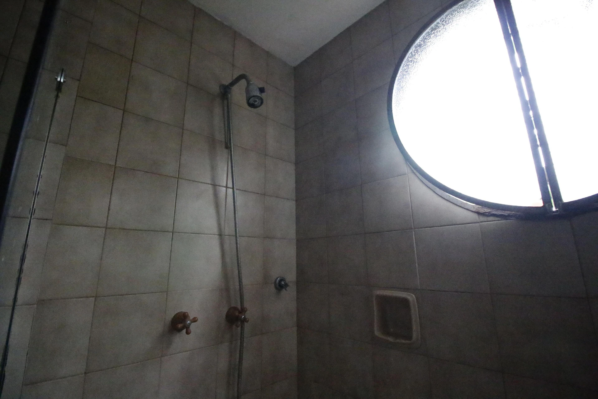 500 m² house with floor-to-ceiling windows and a bathtub — photo 45