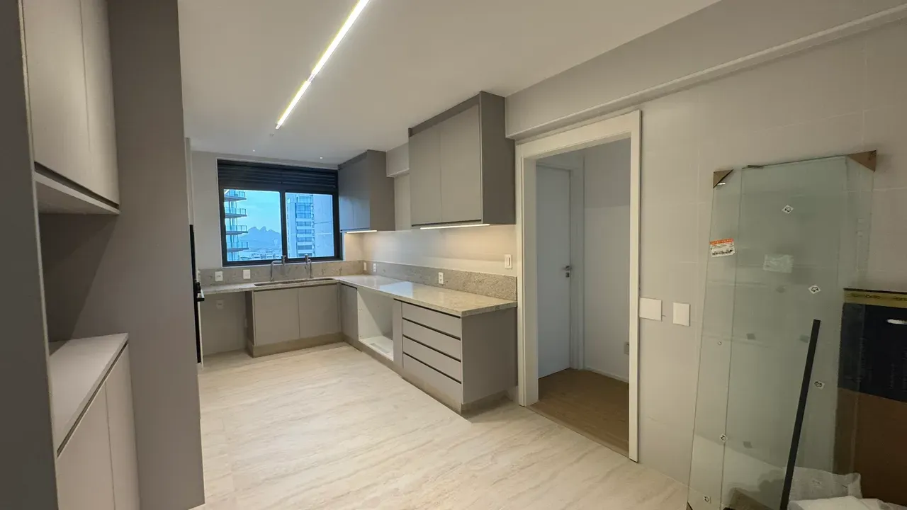 Apartment with 4 bedrooms, 5 bathrooms and enclosed balcony — photo 8