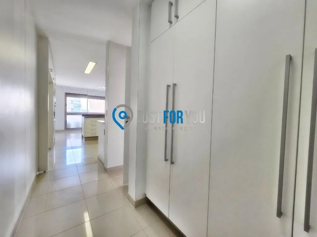 4-bedroom apartment with 233 m² and 5 bathrooms — photo 11