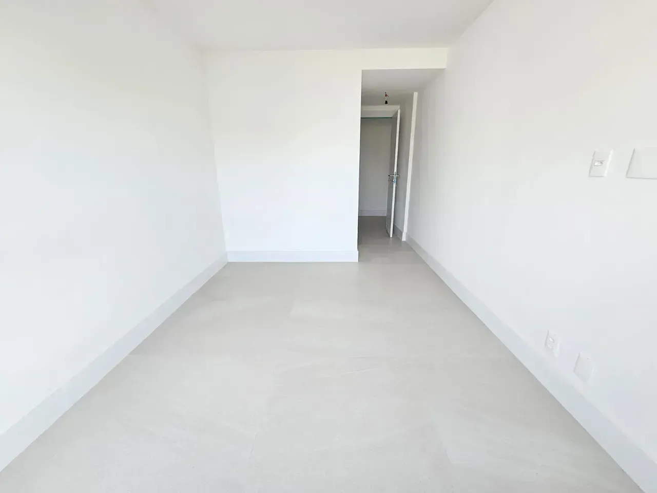 Apartment with open-plan kitchen and 4 bedrooms — photo 15