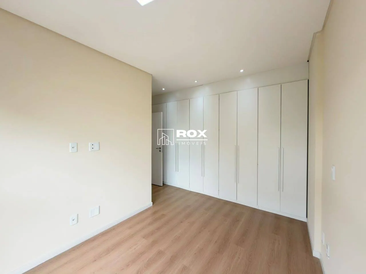 Glass-enclosed balcony in a 3-bedroom apartment, 105 m² — photo 27