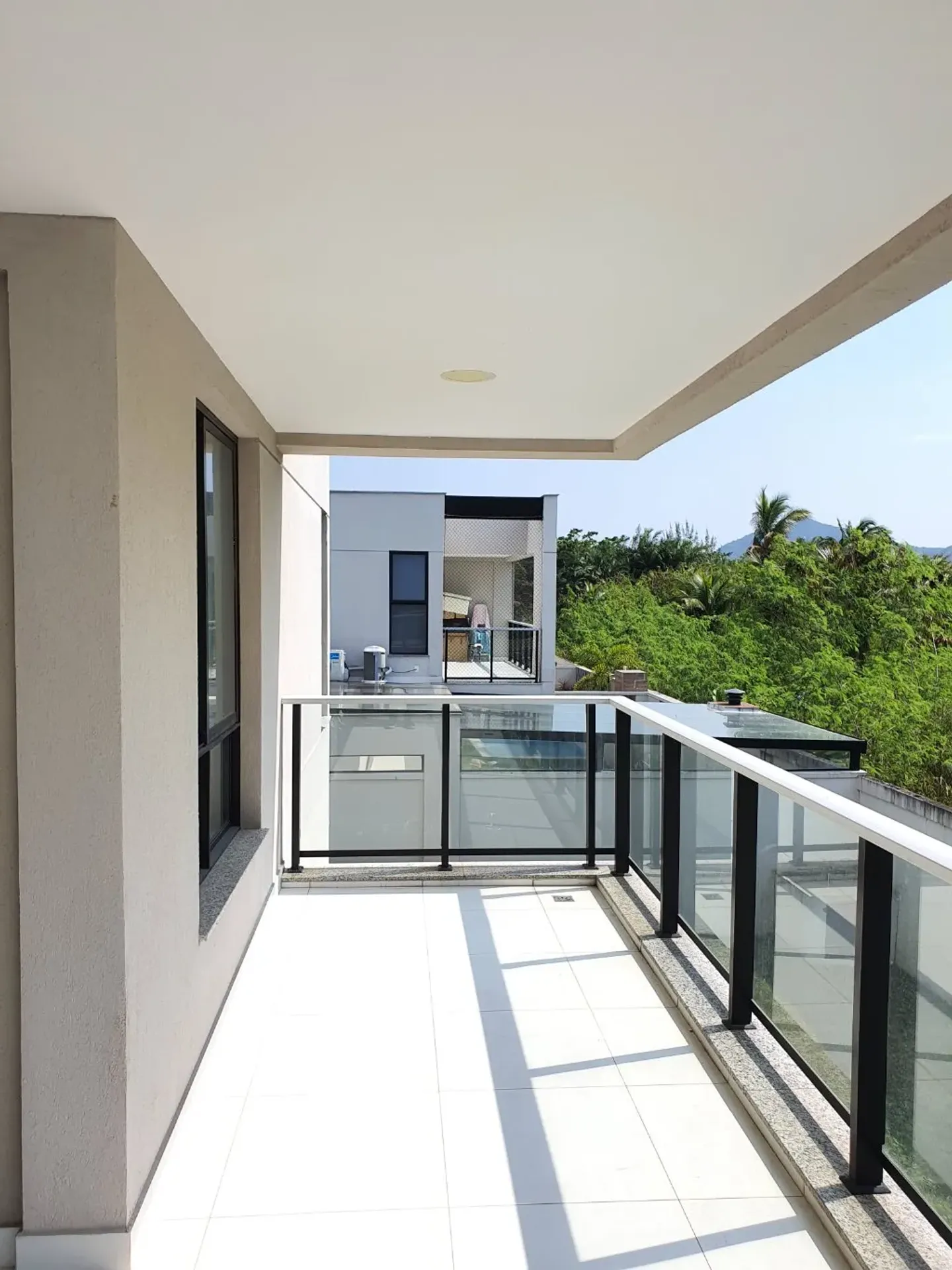 Floor-to-ceiling windows in a 4-bedroom house, 366 m² — photo 9