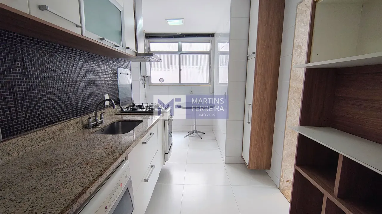 Glass-enclosed balcony in a 3-bedroom apartment, 115 m² — photo 18