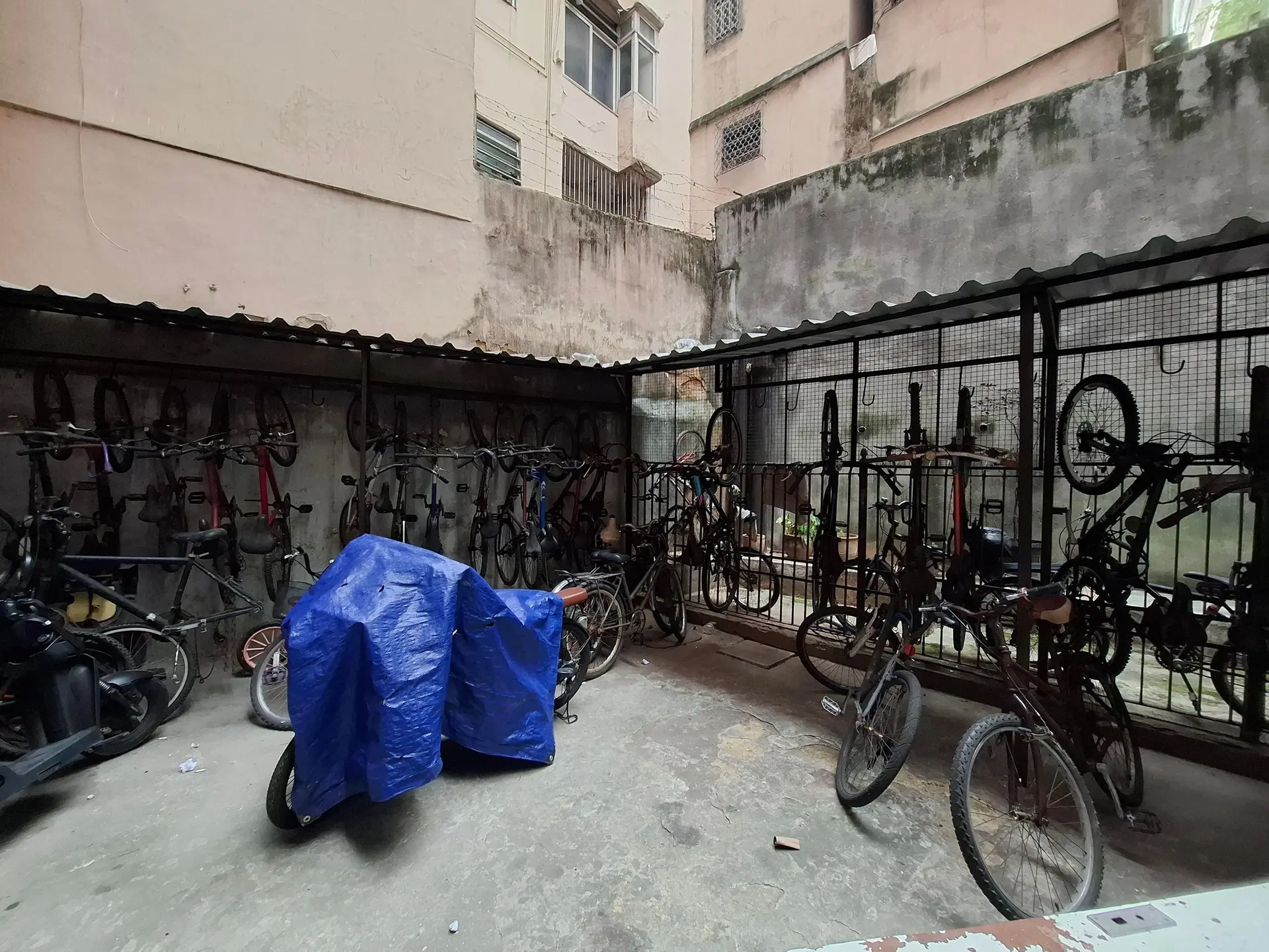 Balcony with a grill in a 2-bedroom apartment, 90 m² — photo 31