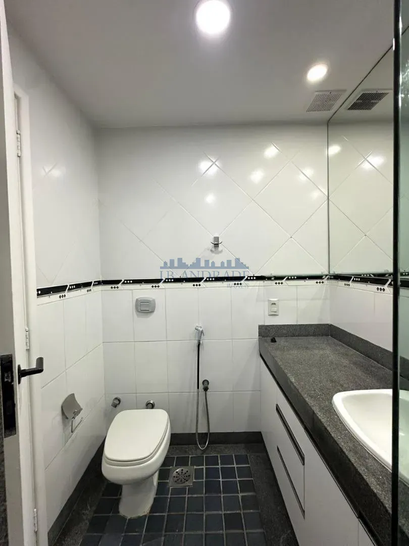 Glass-enclosed balcony in a 4-bedroom apartment, 197 m² — photo 25