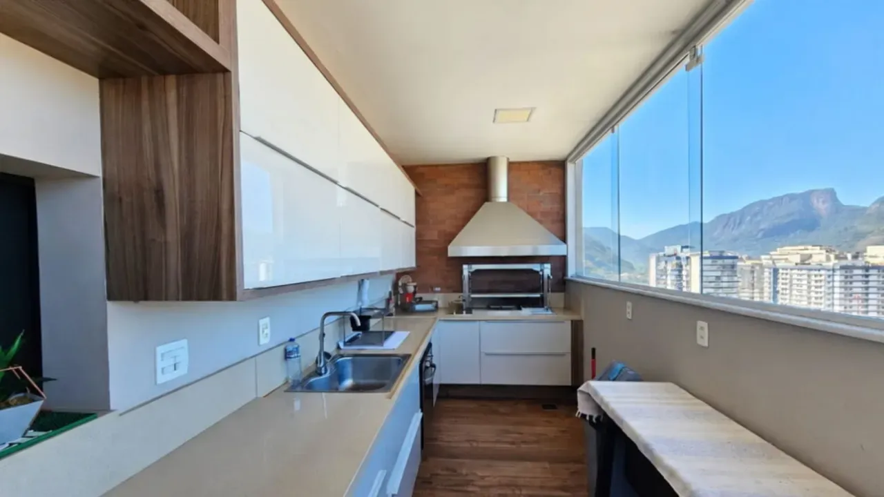 Balcony with a grill in a 3-bedroom apartment, 250 m² — photo 14