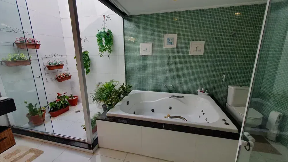 650 m² house with 6 en-suite bedrooms and 4 parking spots — photo 53