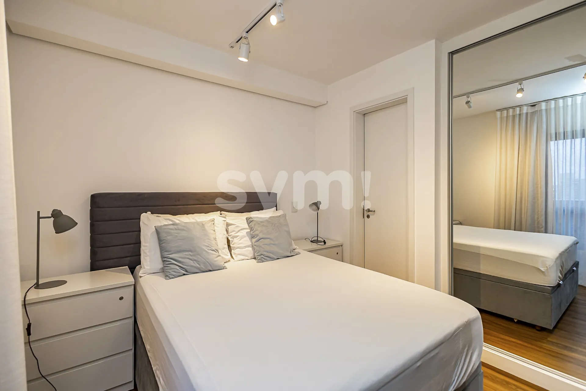 Furnished 1-bedroom apartment with a glass-enclosed balcony — photo 13