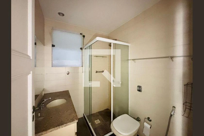 3-bedroom apartment with wood or laminate floors — photo 4