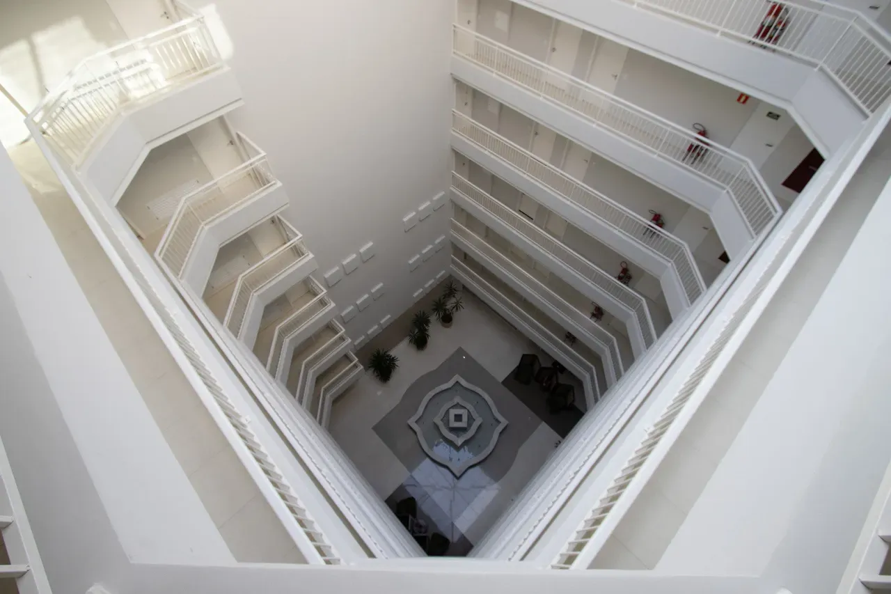 One-bedroom apartment in a building with a coworking space — photo 30