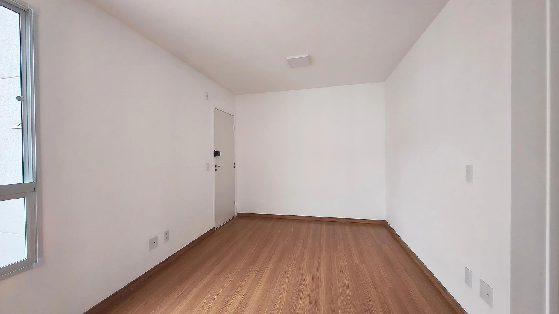 2-bedroom apartment with wood or laminate floors — photo 18