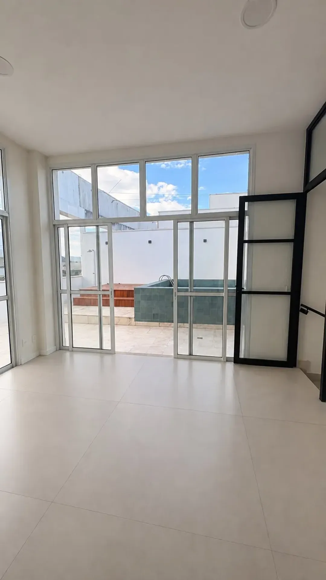 Unfurnished apartment with 3 bedrooms and 4 bathrooms — photo 19