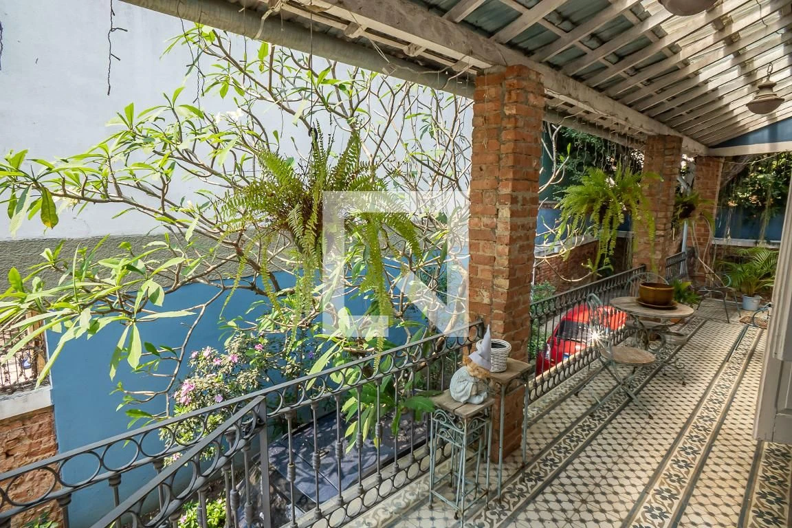 Furnished house, 300 m², with floor-to-ceiling windows — photo 38
