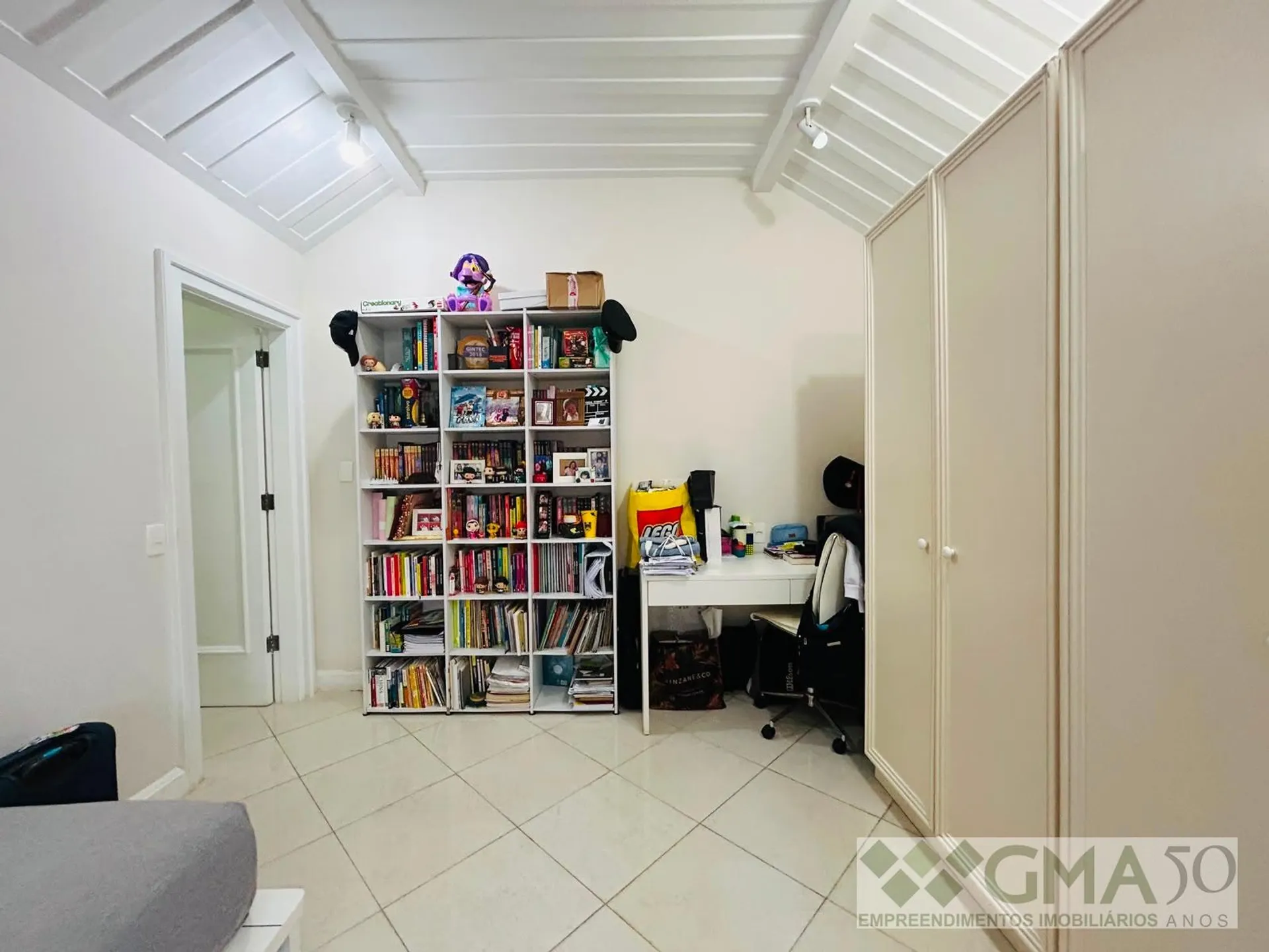 Apartamento com cozinha fechada e fogão a gás — photo 21