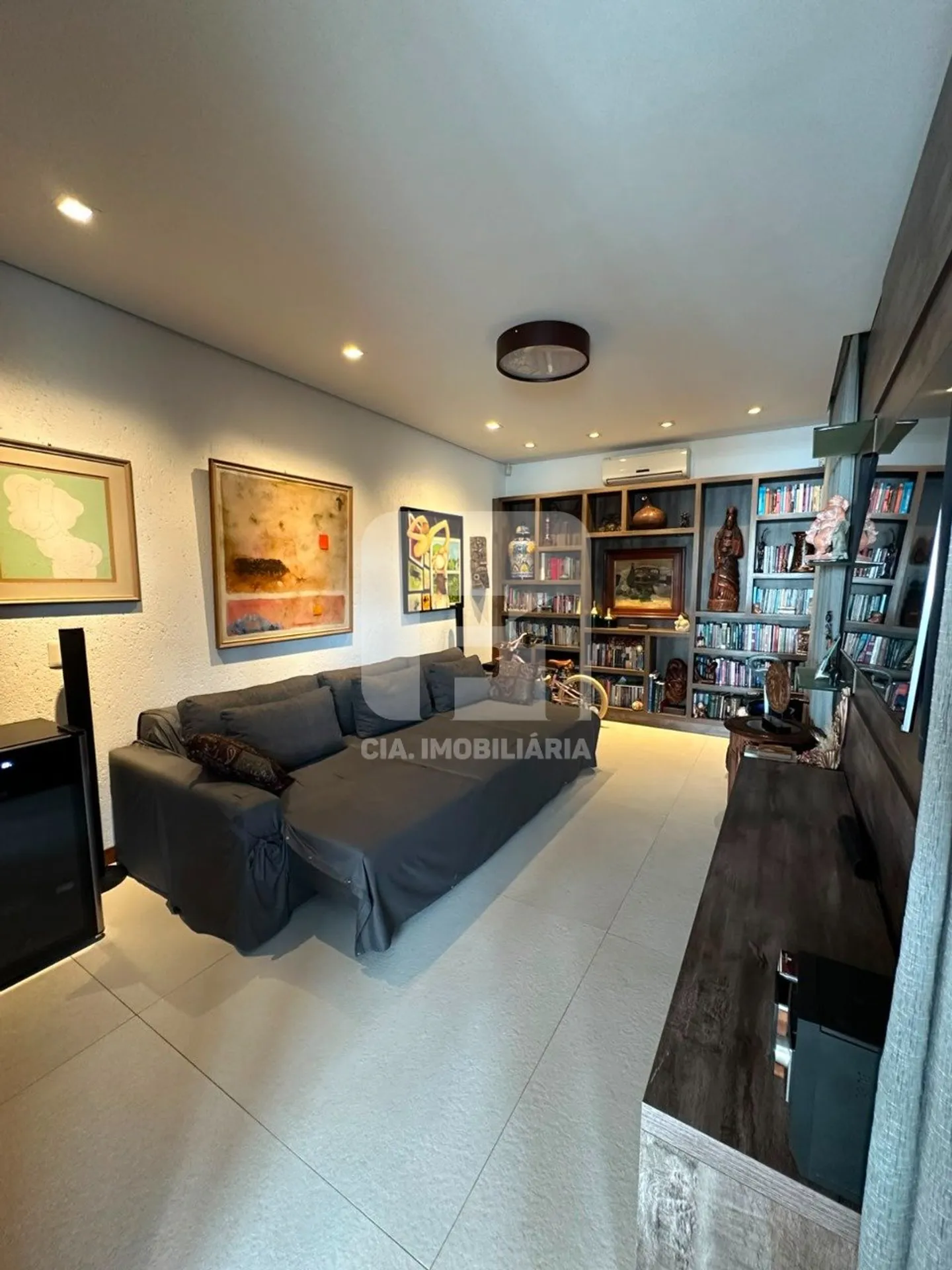 Furnished house with 6 bedrooms and 650 m² total — photo 42