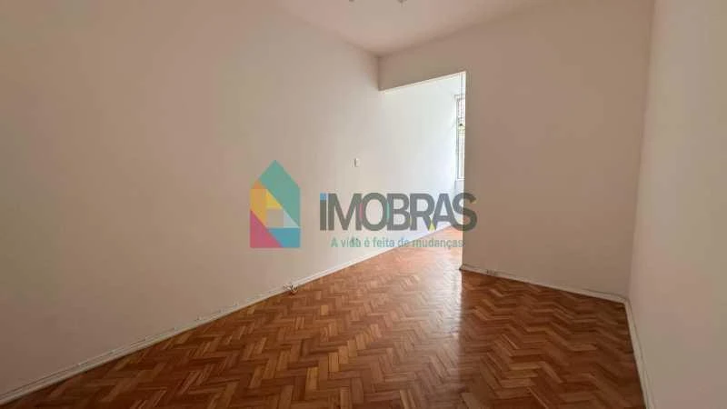 Wood or laminate floors in a 2-bedroom apartment, 65 m² — photo 11