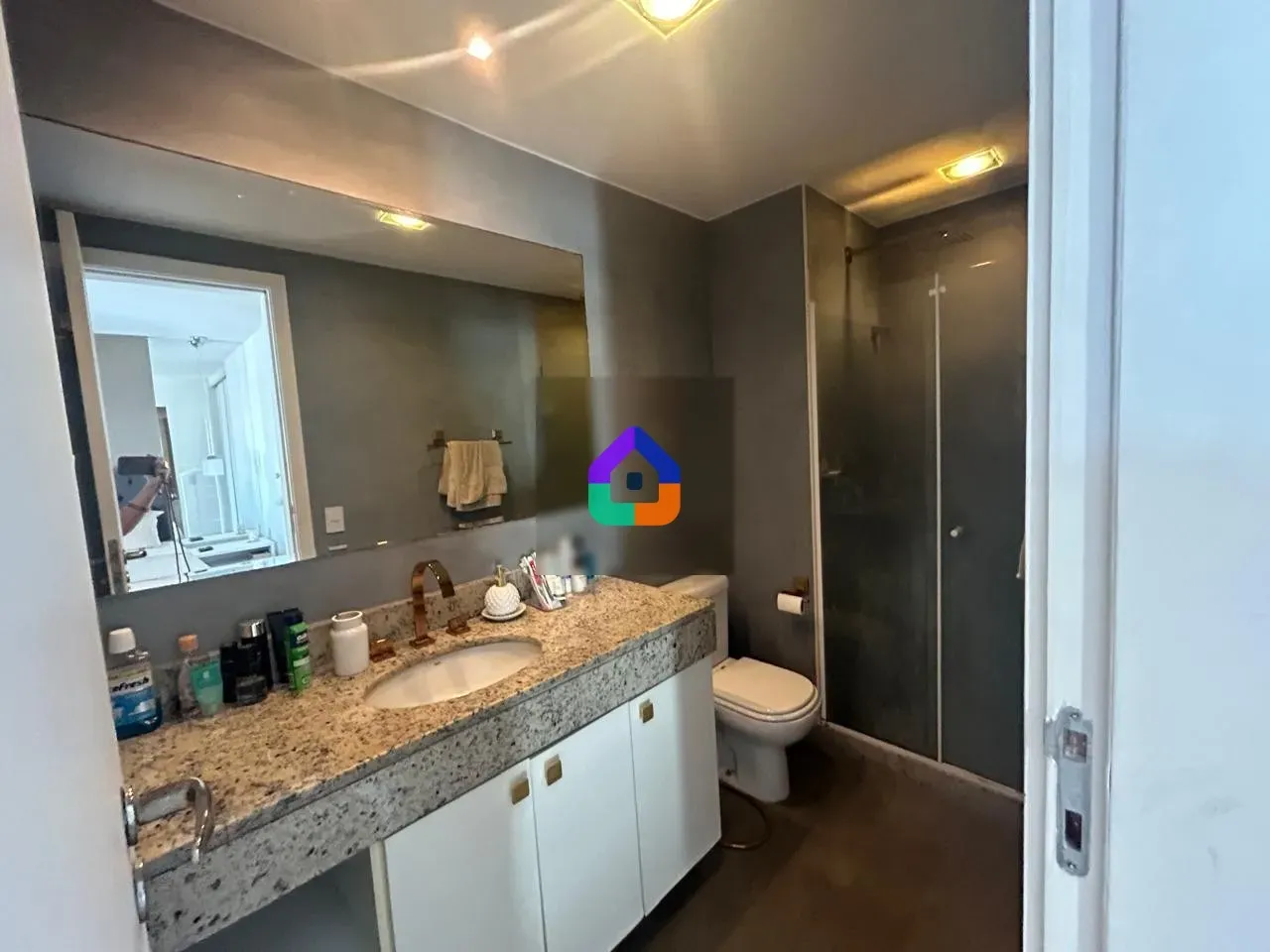 Apartamento com 4 quartos e varanda fechada de vidro — photo 32