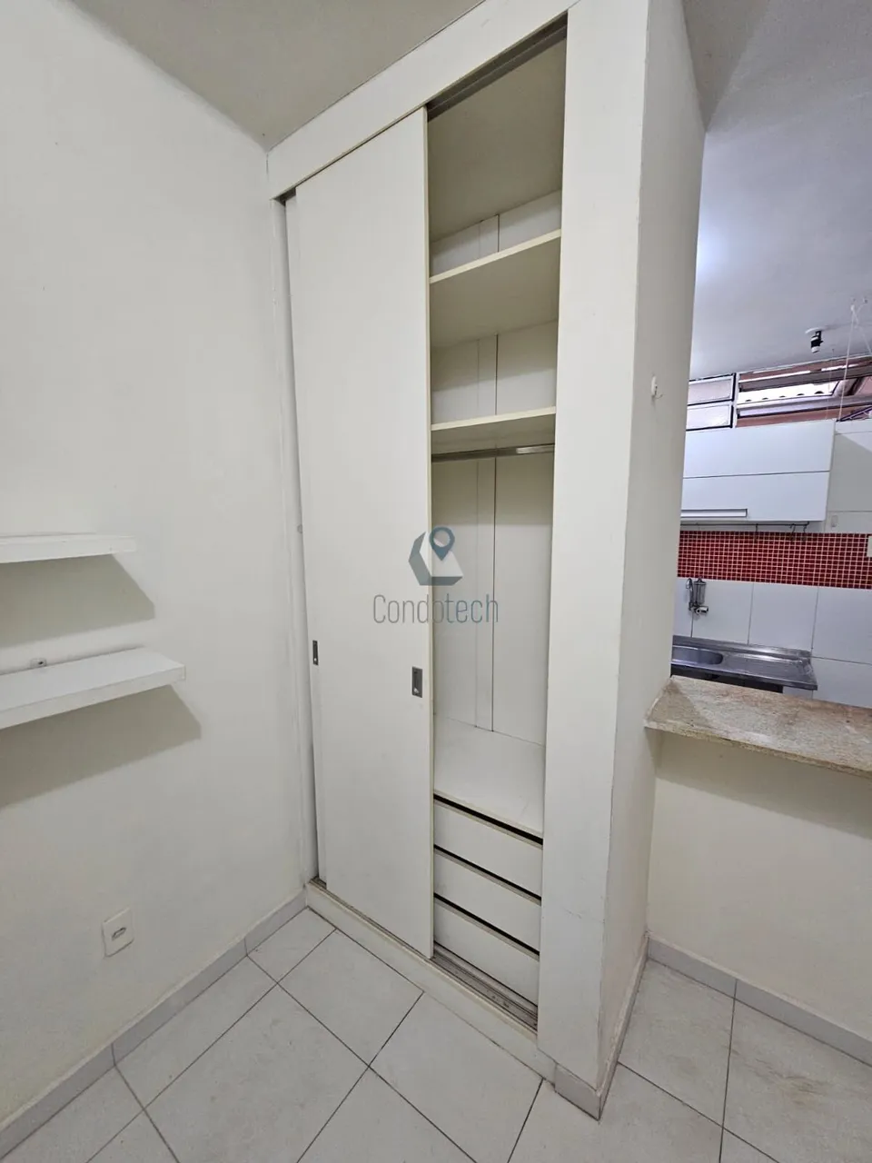 Apartamento de 1 quarto com box de vidro no banheiro — photo 14