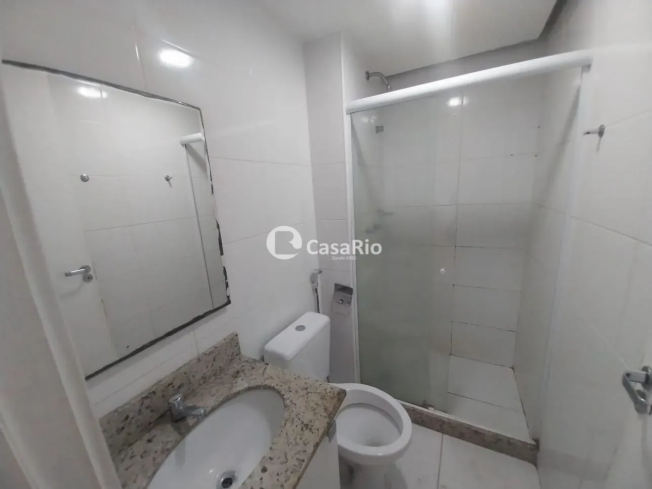 Apartamento de 2 quartos em condomínio com piscina