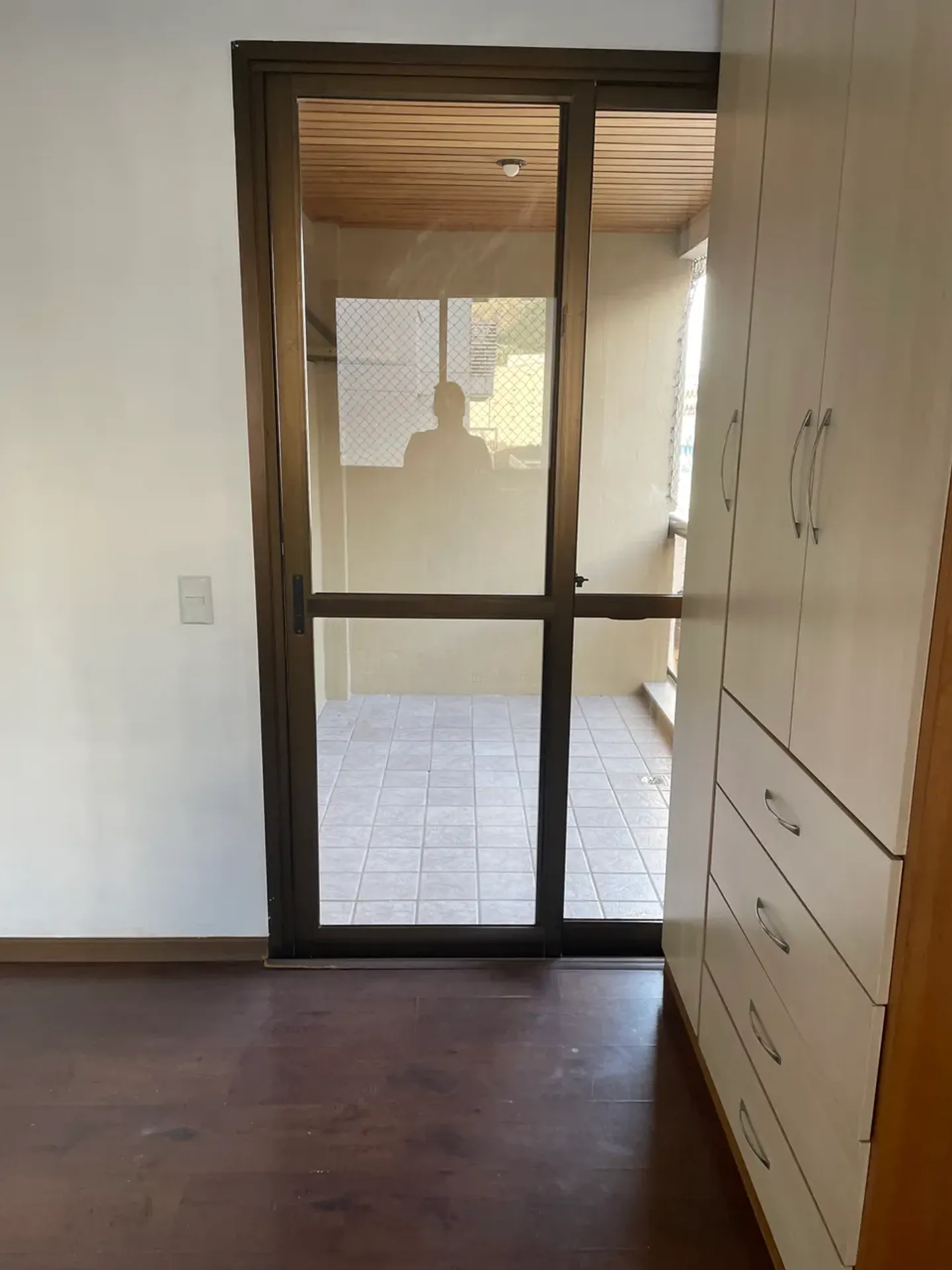 3-bedroom apartment in a building with a pool — photo 10
